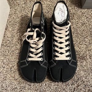 Maison Margeila Tabi Split-Toe Canvas Low-Top Sneakers